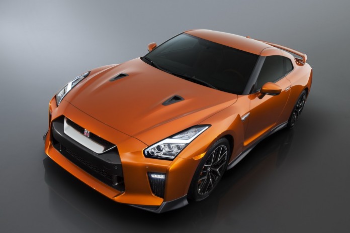 Nissan-GT-R-2017-7-696x464