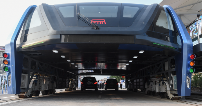 transit-elevated-bus-first-test-ride-qinhuangdao-china 01