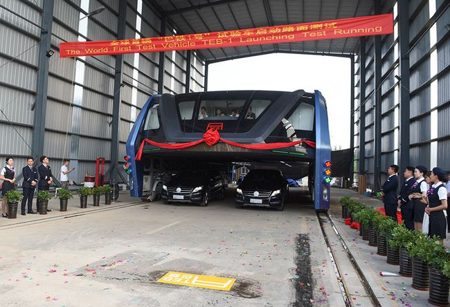 transit-elevated-bus-first-test-ride-qinhuangdao-china 03